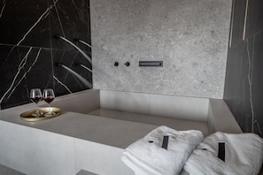 Honeymoon Suite | Private spa tub - Athinaion Recreation Suites (Athens)