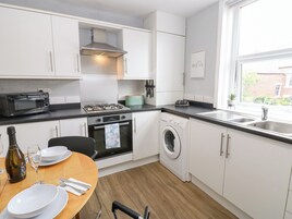 Cottage | Private kitchen | Fridge, electric kettle, toaster, cookware/dishes/utensils