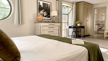 7 bedrooms, desk, iron/ironing board, travel cot