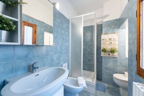 Douche, sèche-cheveux, bidet, serviettes fournies