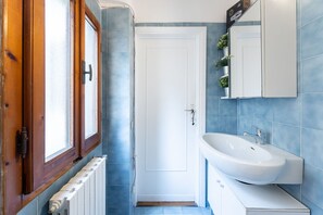 Bruser, hårtørrer, bidet, håndklæder