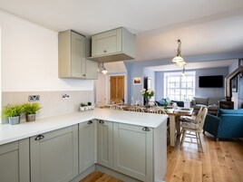 Cottage | Private kitchen | Fridge, dishwasher, electric kettle, toaster