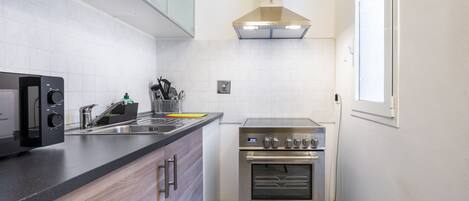 Kühlschrank, Ofen, Herdplatte, Kochgeschirr/Geschirr/Besteck