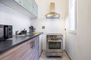 Kühlschrank, Ofen, Herdplatte, Kochgeschirr/Geschirr/Besteck