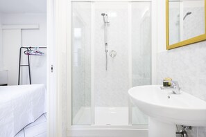 Dusche, Haartrockner, Bidet, Handtücher