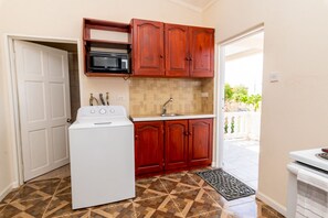 Full-size fridge, microwave, oven, stovetop