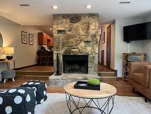 Smart TV y chimenea 