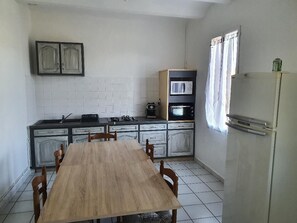 Frigorífic, microones, forn i placa de cuina 