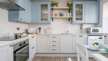 Ferienhaus | Eigene Küche | Kühlschrank, Wasserkocher, Toaster, Kochgeschirr/Geschirr/Besteck