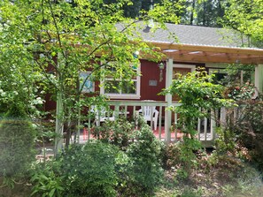 Terrace/patio - The Log Cabin on 8 acres (Packwood)