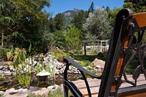 Property grounds - The Log Cabin on 8 acres (Packwood)