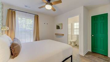 4 bedrooms, desk, iron/ironing board, travel crib