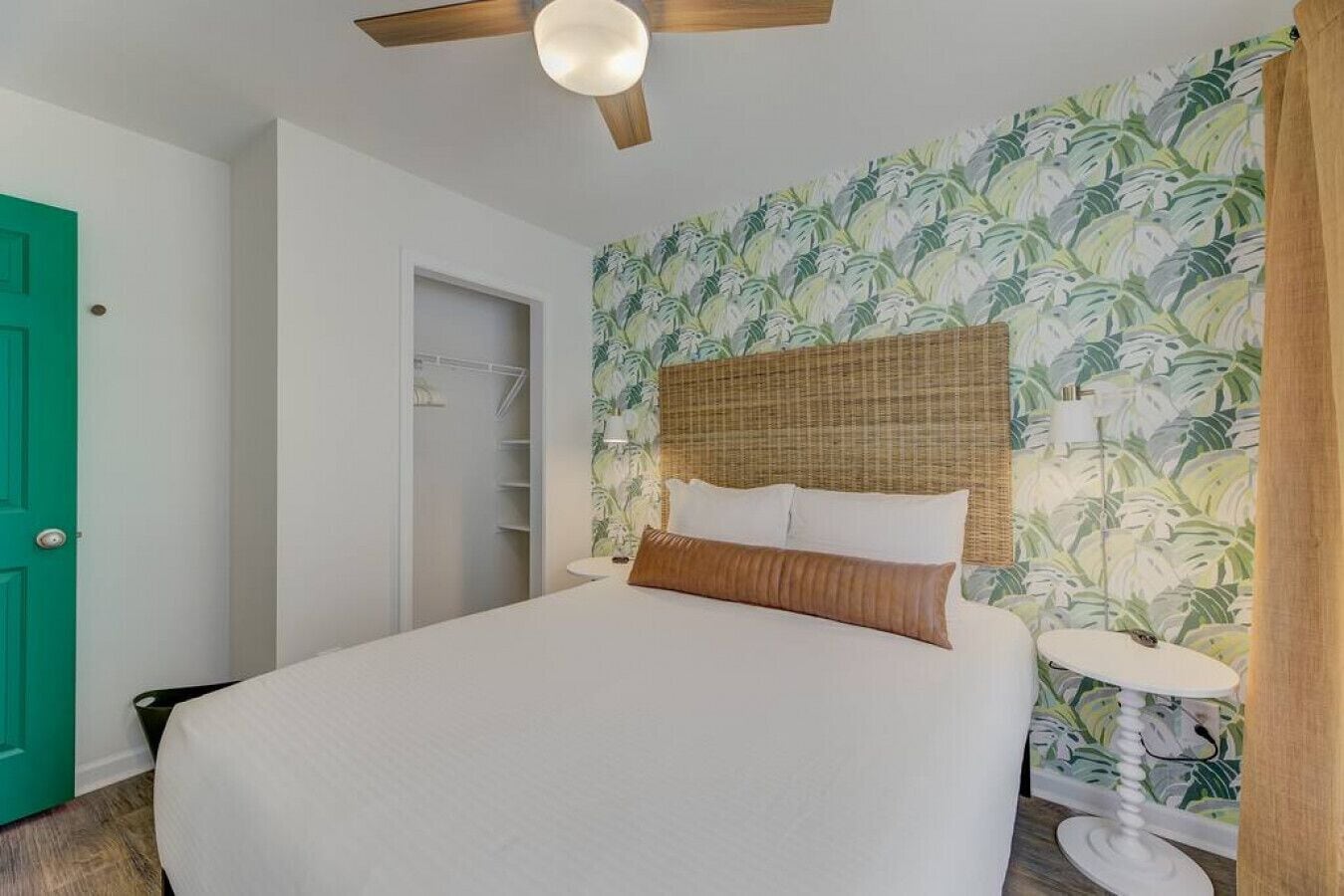 4 habitaciones, escritorio y tabla de planchar con plancha 