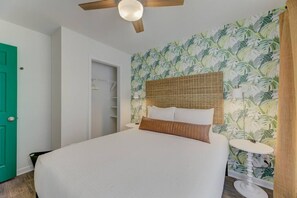 4 間睡房、書桌、熨斗/熨衫板、可攜式嬰兒床