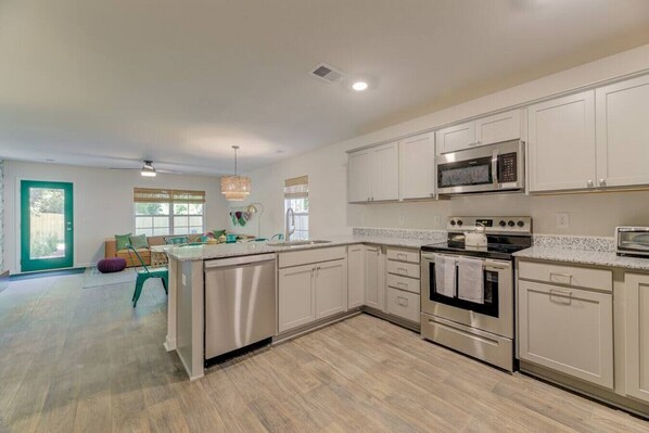 Køleskab, mikrobølgeovn, ovn, kogeplade