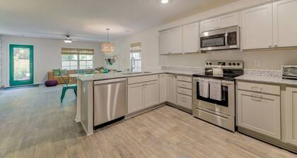 A Sunny & Stylish 4BR/3BA w King Beds & WiFi