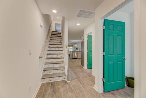 A Sunny & Stylish 4BR/3BA w King Beds & WiFi