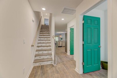 A Sunny & Stylish 4BR/3BA w King Beds & WiFi