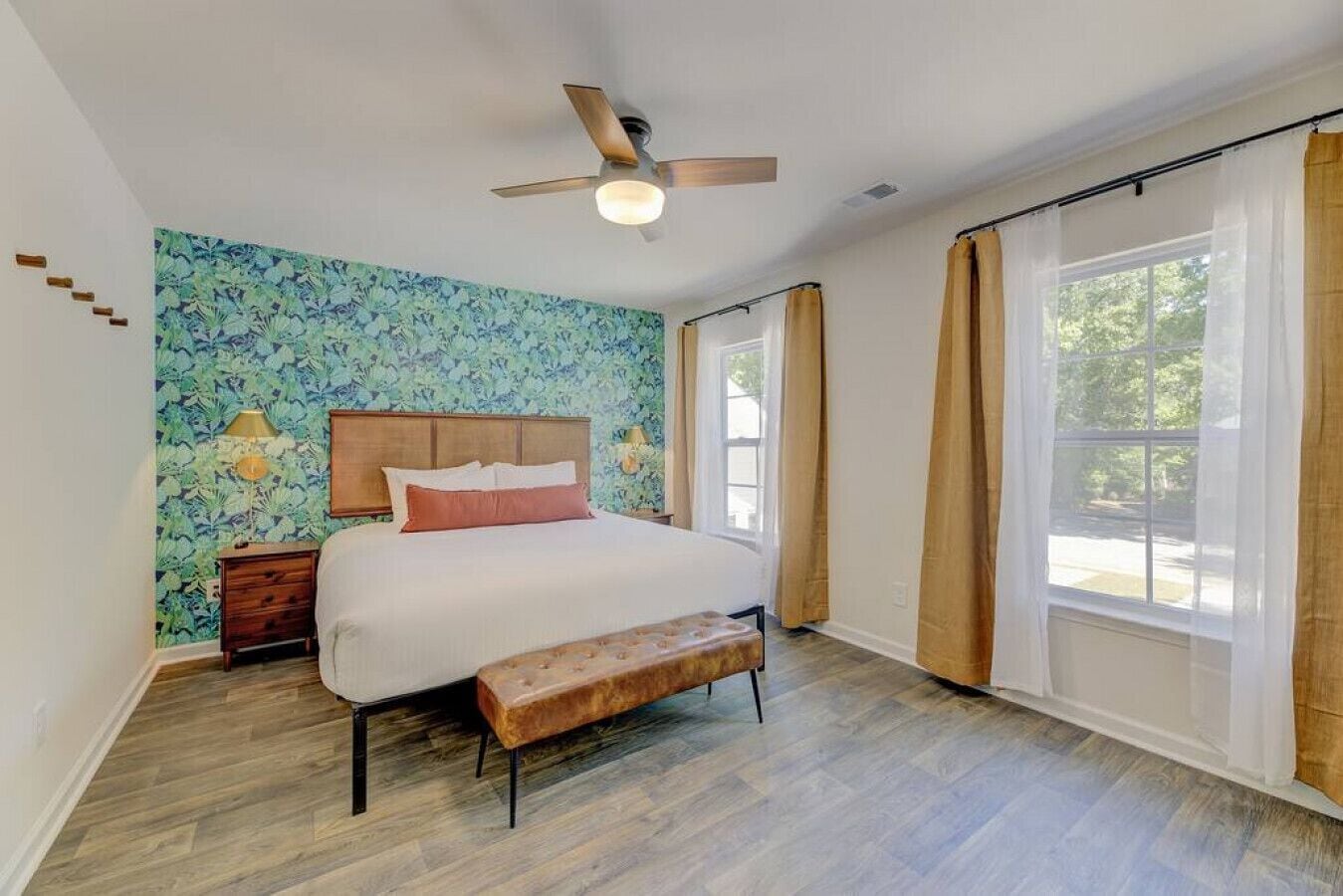 4 habitaciones, escritorio y tabla de planchar con plancha 