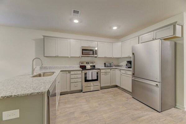 雪櫃、微波爐、焗爐、爐具