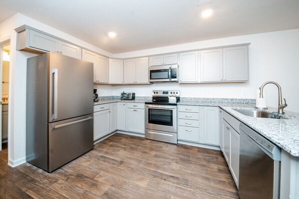 Frigorífic, microones, forn i placa de cuina