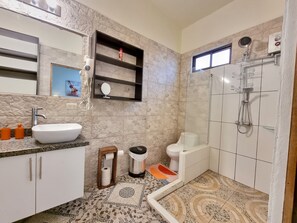 Douche, séchoir à cheveux, serviettes fournies, savon