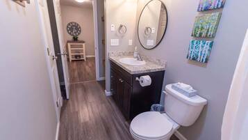 シャワー、ヘアドライヤー、タオル