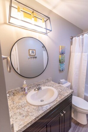 Shower, hair dryer, towels - Quiet & Private! 2BD w/ Laundry and Full Kitchen (Meadow Lakes)