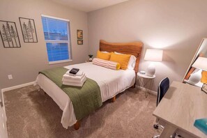 2 bedrooms, iron/ironing board, travel cot, WiFi - Quiet & Private! 2BD w/ Laundry and Full Kitchen (Meadow Lakes)