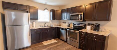 Køleskab, mikrobølgeovn, ovn, kogeplade