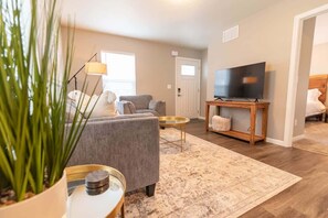 2 makuuhuonetta, silitysrauta/-lauta, vauvan matkasänky, Wi-Fi