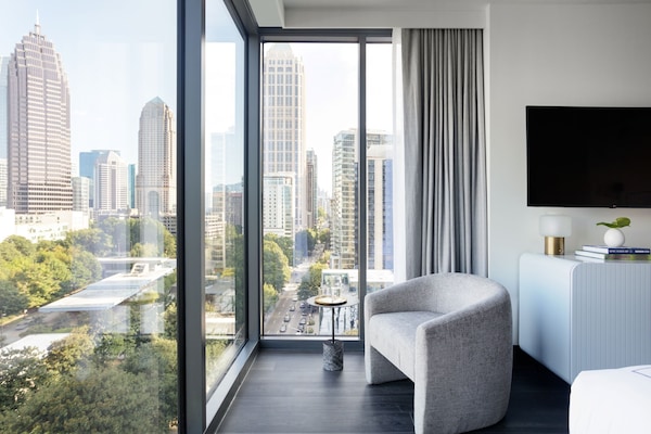 Studio Suite, 1 King Bed (Panoramic Midtown View) | Frette Italian sheets, premium bedding, pillow-top beds, minibar