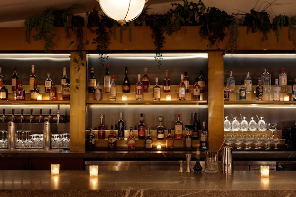 2 bars/lounges, cocktail bar