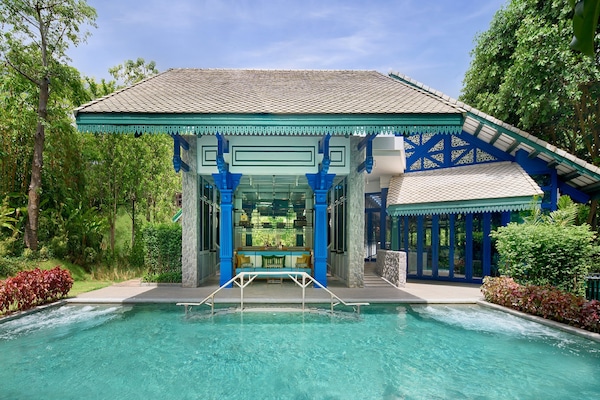 Outdoor pool, pool umbrellas, sun loungers