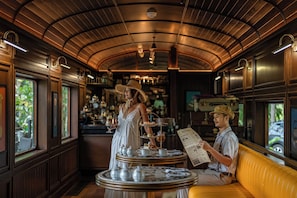 2 restaurants, serveren ontbijt