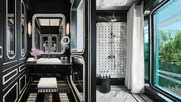Minibar, värdeförvaringsskåp på rummet och individuell inredning