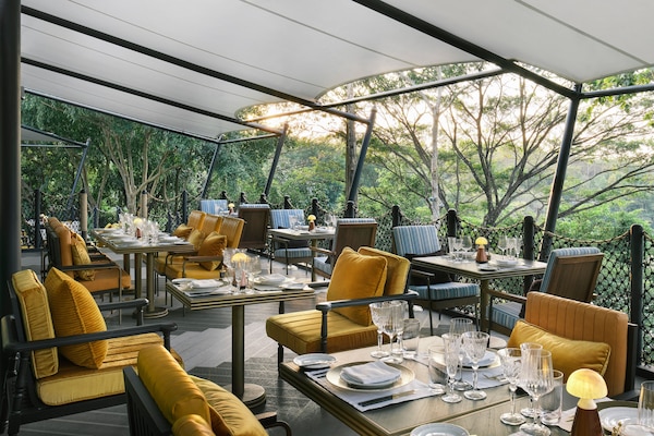 2 restaurants; breakfast, lunch, and dinner served