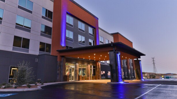 Un hôtel moderne doté d’une entrée couverte, de plusieurs étages et d’un parking.