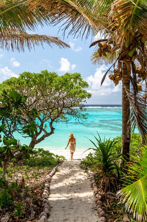 Villa, 1 kingsize bed (Beach) | Uitzicht op strand/zee