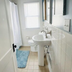 Ensemble douche/baignoire, serviettes fournies, papier toilette