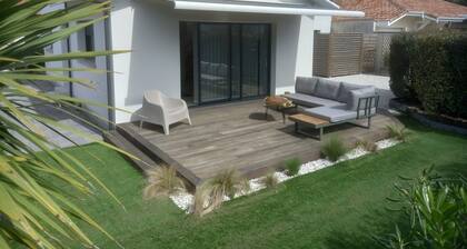 Contemporary villa, 5' town center and beach 10 minutes by bike.