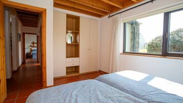4 bedrooms, bed sheets