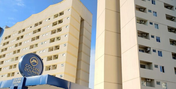 A multi-story hotel building with a prominent sign reading "Golden Dolphin Grand Hotel". - Suite Golden Dolphin Grand - EUEMCALDAS (Caldas Novas)