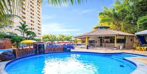 9 つの屋外プール、サンラウンジャー、ライフガード配置