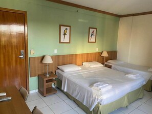 Suíte básica, 1 quarto, para fumantes, vista para a piscina | 1 quarto, escrivaninha, espaço de trabalho para notebook