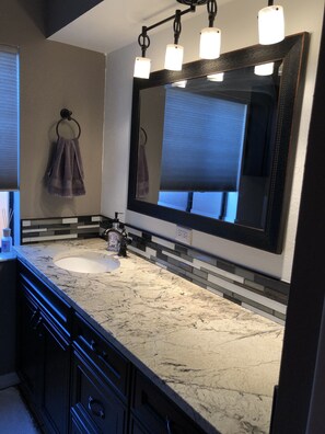 Combinazione doccia/vasca, asciugacapelli, asciugamani, sapone