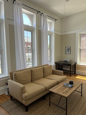 Smart TV, books, stereo - Four Eleven Suites a Vintage Renovation in Downtown Vinton (Vinton)