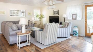 Télévision, lecteur de DVD, livres, vidéothèque