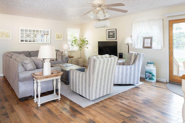 Televisie, een dvd-speler, boeken en een filmbibliotheek