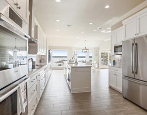 冰箱、微波炉、烤箱、炉灶